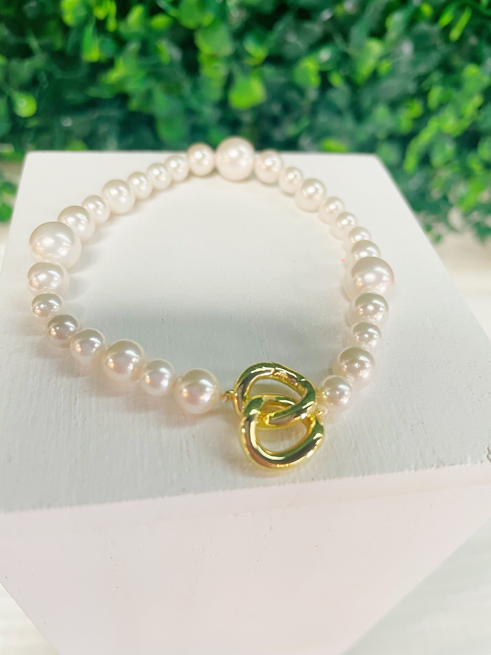 Pearl bracelet with gold clasp