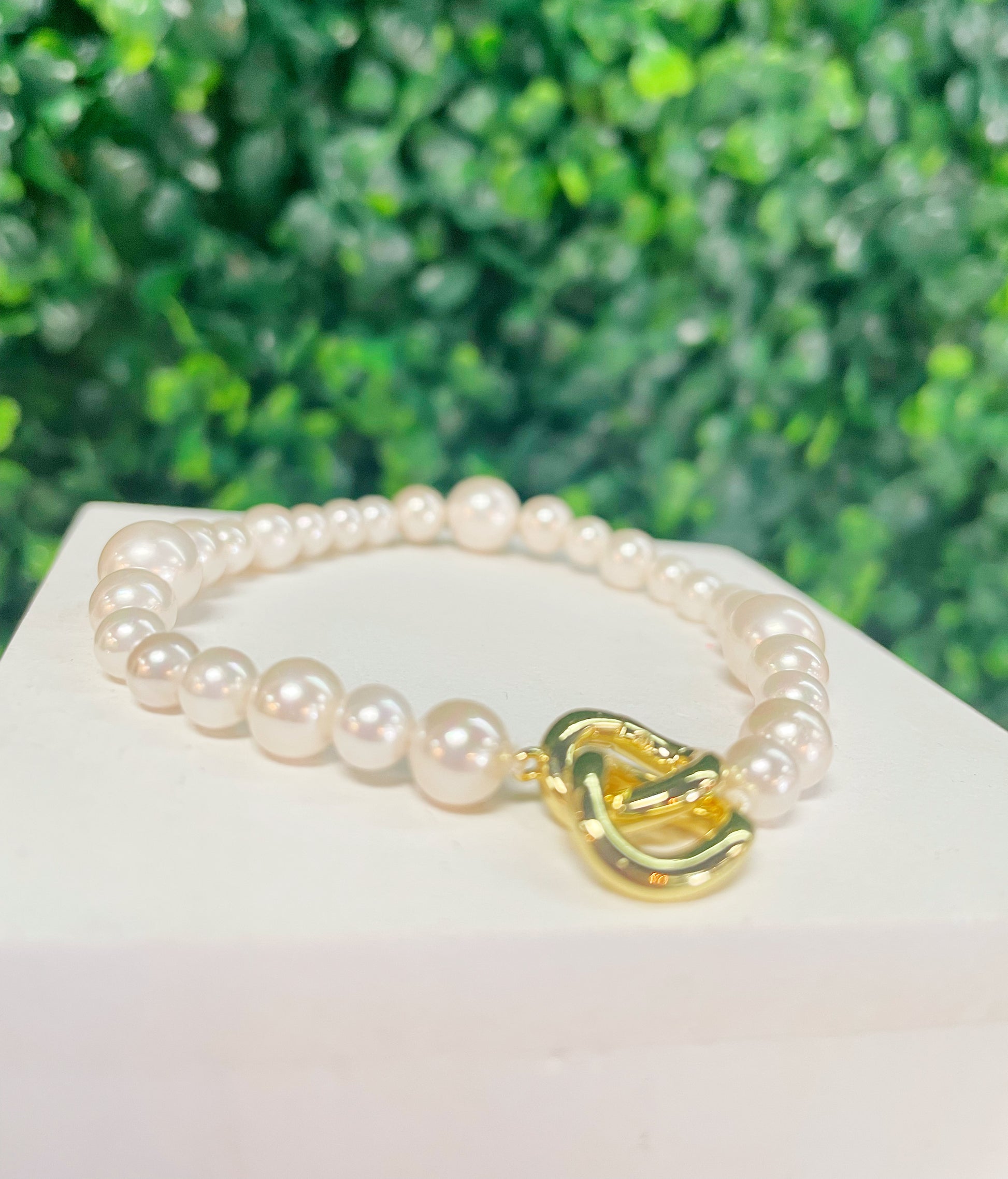 Pearl bracelet with gold clasp